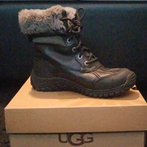 GOOD CONDITION: UGG ADIRONDACK